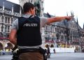 epa05437116 A policeman stands at the Marienplatz as he secures the area after a shootout in Munich, Germany, 22 July 2016. After a shootout in the Olympia shopping centre (OEZ), the police reported severa injuries and possible deaths.  EPA/SVEN HOPPE