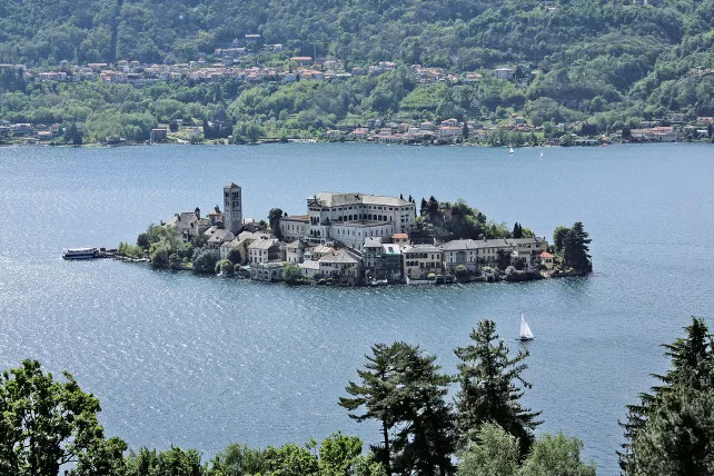 isola-san-giulio-monastero-lago-orta-shutterstock_54022549