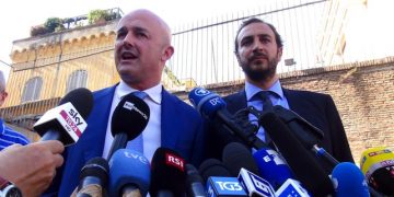 I giornalisti Emiliano Fittipaldi e Gianluigi Nuzzi  all'esterno di Citt‡ del Vaticano al termine del processo Vatileaks 2, Roma 7 luglio 2016. ANSA/ PAOLA MENTUCCIA