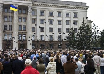 epa04730308 Ukrainians launch black balloons during a ceremony to mark of first anniversary of tragedy at the Trade Union building in Odessa, Ukraine, 02 May 2015. At least 31 people died in a fire that broke out during clashes between pro-Ukrainian and pro-Russian protesters at the Trade Union building in Odessa on 02 May 2014. Apart from the fire death toll, the fighting left at four people dead and 40 injured, police said.  EPA/SERGEY GUMENYUK