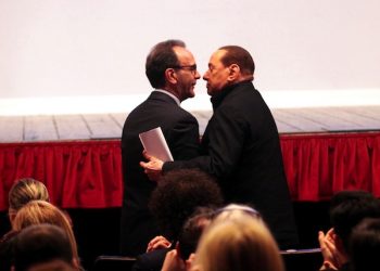 Stefano Parisi e Silvio Berlusconi alla presentazione delle candidature di Forza Italia al Teatro Manzoni. Milano, 8 maggio 2016.  ANSA/MOURAD BALTI TOUATI