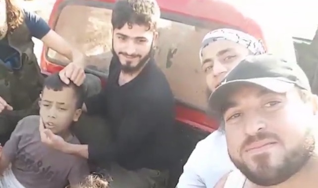 siria-ribelli-bambino-decapitato1