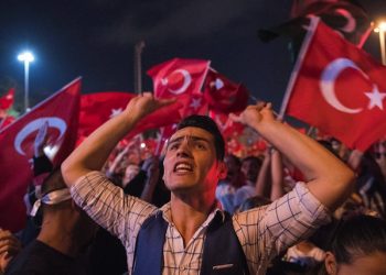 epa05429858 People shout slogans and hold flags during a demonstration at Taksim Square in Istanbul, Turkey, 17 July 2017. Turkish authorities said they had regained control of the country after thwarting a coup attempt. +  EPA/MARIUS BECKER