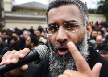 epa05489510 (FILE) A file photograph dated 03 April 2015 shows radical preacher Anjem Choudary during a rally outside Regents Park mosque in London, Britain.  Media reports say that Choudary has been found guilty of supporting the so-called 'Islamic State' (IS), at the Old Bailey on 16 August 2016, after hearing he had sworn an oath of allegiance to IS.  EPA/ANDY RAIN