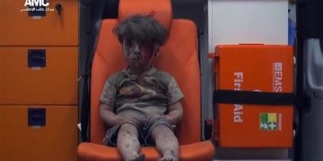 Un fermo immagine tratto da un video  fornito dall'opposizione siriana mostra il tragico salvataggio di un bambino estratto dalle macerie dopo un bombardamento.
ANSA/YOUTUBE - ANSA PROVIDES ACCESS TO THIS HANDOUT PHOTO TO BE USED SOLELY TO ILLUSTRATE NEWS REPORTING OR COMMENTARY ON THE FACTS OR EVENTS DEPICTED IN THIS IMAGE; NO ARCHIVING; NO LICENSING