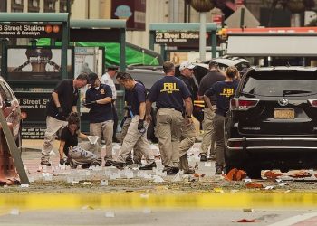 Members of the Federal Bureau of Investigation (FBI) carry on investigations at the scene of Saturday's explosion on West 23rd Street and Sixth Avenue in Manhattan's Chelsea neighborhood, New York, Sunday, Sept. 18, 2016. An explosion rocked the block of West 23rd Street between Sixth and Seventh Avenues at 8:30 p.m. Saturday. Officials said more than two dozen people were injured. Most of the injuries were minor. (AP Photo/Andres Kudacki)