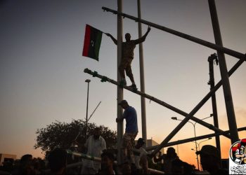 Ammainate le ultime bandiere nere dell'Isis nei palazzi di Sirte conquistati dalle milizie. Le ultime fotografie postate dalle forze libiche mostrano i combattenti in festa nel cortile del Centro Ouagadougou - ex quartier generale dello Stato islamico - mentre tengono in mano un vessillo del Califfato e dietro di loro sventola la bandiera della Libia.
ANSA/ALBINYAN AL MARSOUS MEDIA CENTER
+++EDITORIAL USE ONLY - NO SALES+++