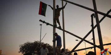 Ammainate le ultime bandiere nere dell'Isis nei palazzi di Sirte conquistati dalle milizie. Le ultime fotografie postate dalle forze libiche mostrano i combattenti in festa nel cortile del Centro Ouagadougou - ex quartier generale dello Stato islamico - mentre tengono in mano un vessillo del Califfato e dietro di loro sventola la bandiera della Libia.
ANSA/ALBINYAN AL MARSOUS MEDIA CENTER
+++EDITORIAL USE ONLY - NO SALES+++