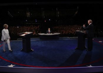 epa05593019 Democratic candidate Hillary Clinton (L) and Republican candidate Donald Trump (R) at the start of the final Presidential Debate at the University of Nevada-Las Vegas in Las Vegas, Nevada, USA, 19 October 2016. The debate is the final of three Presidential Debates and one Vice Presidential Debate before the US National Election on 08 November 2016.  EPA/JOE RAEDLE