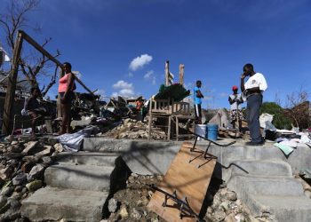 epa05581341 Haitians affected by Hurricane Matthew rebuild their houses in Jeremie, Haiti, 11 October 2016. The category 4 storm hit the country leaving more than 900 people dead. According to the UN, following the hurricane the cholera disease has spread in the population, mostly in need of potable water, food and shelter to prevent further infectious diseases.  EPA/Orlando BarrÌa