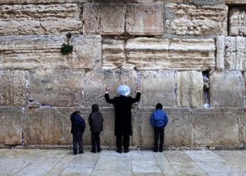 epa03058319 An Ultra Orthodox Jewish man prays at the Western Wall in the Old City of Jerusalem, Israel, 13 January 2012. The Western Wall is one of the most sacred sites in Judaism.  EPA/ABIR SULTAN