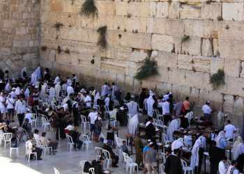 Ebrei in preghiera al Muro del Pianto, Gerusalemme, il 12 agosto 2012
ANSA/ Francesco Gerace