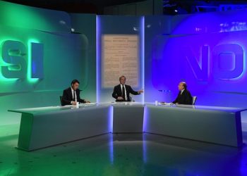 Il premier Matteo Renzi (s) stringe la mano a Gustavo Zagrebelsky (d) in occasione della trasmissione televisiva 'SÏ o No', condotta da Enrico Mentana (c) negli studi di La7, Roma, 30 settembre 2016.
ANSA/ALESSANDRO DI MEO