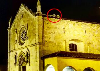 La Chiesa di San Benedetto a Norcia dopo le scosse di terremoto di oggi. Cerchiato di rosso il crocifisso caduto che decorava la sommit‡ della facciata. Norcia (Perugia); 26 ottobre 2016. ANSA/ VINCENZO SINAPI