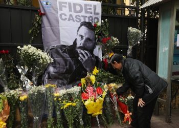 epa05651558 A man pays tribute to late Cuban leader Fidel Castro at the Embassy of Cuba in Hanoi, Vietnam, 29 November 2016. Former Cuban President Fidel Castro died at the age of 90, in Cuba, on 25 November 2016. Vietnam will hold a day of national mourning for Fidel Castro on 04 December 2016.  EPA/LUONG THAI LINH
