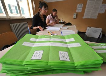 Referendum popolari. Lo scrutinio delle schede in un seggio di genova , questa pomeriggio  13 giugno 2011. Il conteggio delle schede, al quarto quesito legittimo impedimento.
-ANSA/LUCA ZENNARO -