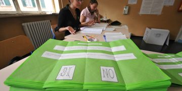 Referendum popolari. Lo scrutinio delle schede in un seggio di genova , questa pomeriggio  13 giugno 2011. Il conteggio delle schede, al quarto quesito legittimo impedimento.
-ANSA/LUCA ZENNARO -