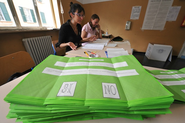 Referendum popolari. Lo scrutinio delle schede in un seggio di genova , questa pomeriggio  13 giugno 2011. Il conteggio delle schede, al quarto quesito legittimo impedimento. -ANSA/LUCA ZENNARO -