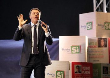 Il premier Matteo Renzi all'incontro per il si' al referendum, organizzato al circolo Estragon di Bologna, 27 novembre 2016. ANSA/ GIORGIO BENVENUTI