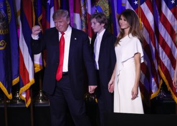 epa05623721 US Republican presidential nominee Donald Trump (L) gestures next to his son Barron (C) and his wife Melania Trump (R) as he delivers a speech on stage at Donald Trump's 2016 US presidential Election Night event as votes continue to be counted at the New York Hilton Midtown in New York, New York, USA, 08 November 2016.  EPA/SHAWN THEW