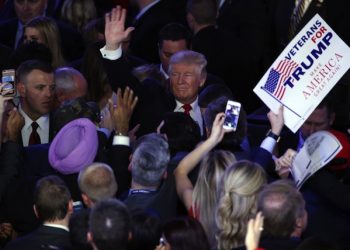 epa05623723 US Republican presidential nominee Donald Trump (C) waves as he bathes in the crowd at Donald Trump's 2016 US presidential Election Night event as votes continue to be counted at the New York Hilton Midtown in New York, New York, USA, 08 November 2016.  EPA/SHAWN THEW