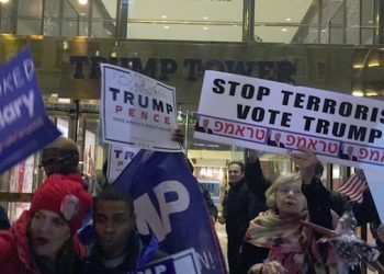 Sostenitori di Trump davanti alla Trump Tower sulla Fifth Avenue a Manhattan alla vigilia del voto, 9 novembre 2016.
ANSA/ UGO CALTAGIRONE UGO