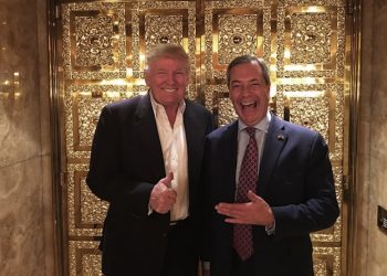 L'incontro tra Donald Trump e Nigel Farage, leader del partito eurofobico Ukip, in una foto pubblicata sul profilo Twitter di Farage, 13 novembre 2016.
+++ ATTENZIONE LA FOTO NON PUO? ESSERE PUBBLICATA O RIPRODOTTA SENZA L?AUTORIZZAZIONE DELLA FONTE DI ORIGINE CUI SI RINVIA+++