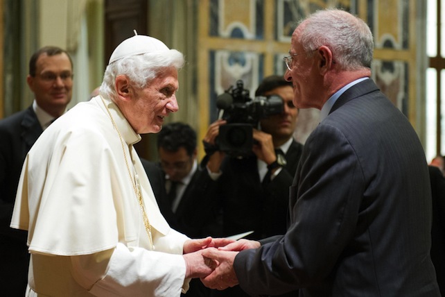 Nella Sala Clementina del Palazzo Apostolico Vaticano, alla presenza dei Padri Sinodali, il Santo Padre Benedetto XVI ha conferito a due personalit‡ il "Premio Ratzinger" istituito dalla "Fondazione Vaticana Joseph Ratzinger - Benedetto XVI", 20 ottobre 2012   ANSA/L'OSSERVATORE ROMANO I premiati di questanno sono il Prof. RÈmi Brague, francese, laico, studioso di Filosofia delle religioni e il Rev.do Prof. Brian E. Daley, padre gesuita, statunitense, storico di Teologia patristica. Photographic Service LOsservatore Romano www.photo.va  tel. 06/69884797  fax. 06/69884998