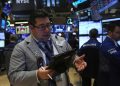 epa05114452 Traders work on the floor of the New York Stock Exchange near the end of the trading day in New York, New York, USA, 20 January 2016. The Dow Jones Industrial Average was down as much as 565 points but recovered slightly to close down 249.28 points  at 15766.74  EPA/ANDREW GOMBERT