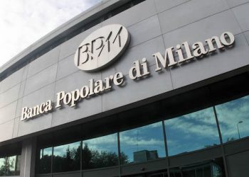 Un ingresso della sede centrale della Banca Popolare di Milano dove questa sera, 12 ottobre 2011,  Marcello Messori  e Matteo Arpe hanno partecipato ad un incontro organizzato dai sindacti FABI  FIBA con i dipendenti in vista dell'assemblea in programma il prossimo 22 ottobre.
MATTEO BAZZI / ANSA