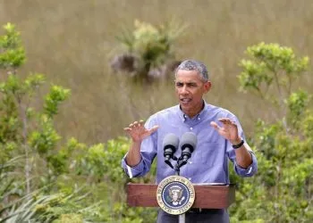 epa04716653 US President Barack Obama speaks at the Ernest Coe Visitor's Center at Everglades National Park near Homestead, Florida, USA, 22 April 2015. President Obama toured the park on Earth Day and spoke about his climate change policies.  EPA/JOE SKIPPER .