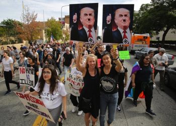 epa05628952 Demonstrators hold placards depicting US President-elect Donald Trump as Hitler as thousands march in reaction to the election of Donald Trump as the 45th president of the United States in Los Angeles, California, USA, 12 November 2016.  EPA/MIKE NELSON