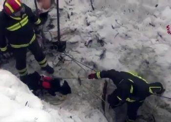 A still image grabbed from a handout video made available on 22 January 2017 by the Italian Fire Department (Vigili del Fuoco) shows firefighters continuing to dig under the snow and rubble at the Hotel Rigopiano in Farindola, Abruzzo region, Italy, 21 January 2017. Four days after the 18 January huge avalanche that swept away the hotel Rigopiano, search crews are intensifying their round-the-clock operation, fighting against the clock and deteriorating weather conditions including fresh snowfall and freezing temperatures. Five people were killed in the disaster, 11 survived, while 23 are still missing. ANSA/ ITALIAN FIRE DEPARTMENT +++ ANSA PROVIDES ACCESS TO THIS HANDOUT PHOTO TO BE USED SOLELY TO ILLUSTRATE NEWS REPORTING OR COMMENTARY ON THE FACTS OR EVENTS DEPICTED IN THIS IMAGE; NO ARCHIVING; NO LICENSING +++