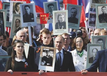 epaselect epa04740059 Russian President Vladimir Putin (C) takes part in the Immortal Regiment march in the Red Square in Moscow, Russia, 09 May 2015. Participants of the march carry portraits of their relatives who took part in the World War II. On May 09 Russia celebrates the 70th anniversary of the victory of the Soviet Union and its Allies over Nazi Germany in WWII.  EPA/YURI KOCHETKOV