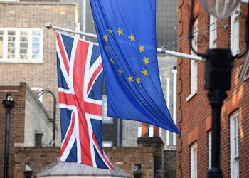 epa05746976 The EU and Union Jack flags fly side by side outside the Europa House in Westminster in London, Britain, 24 January 2017. The British government earlier the same day lost its right to trigger Article 50 o the Lisbon treaty without a parliamentary vote, after the Supreme Court announced an 8-3 verdict against the government.  EPA/FACUNDO ARRIZABALAGA