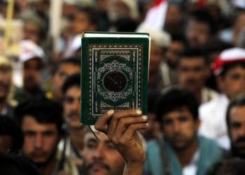 epa05582740 A pro-Houthi Shiite Muslims holds the Quran during Ashura Day celebrations in Sana'a, Yemen, 12 October 2016. Shiite Muslims across the world are observing Muharram, the first month of Islamic calendar, during which Shiites stage massive processions of mourning, the climax of which is Ashura Festival, to commemorate the martyrdom of Imam Hussein, a grandson of the Prophet Mohammed, who died in a battle near the Iraqi city of Karbala in the seventh century.  EPA/YAHYA ARHAB