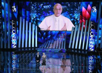 Italian actor Maurizio Crozza on the screen and Italian hosts Carlo Conti and Maria De Filippi on stage during the 67th Festival of the Italian Song of Sanremo at the Ariston theater in Sanremo, Italy, 09 February 2017. The 67th edition of the television song contest runs from 07 to 11 February.     ANSA/CLAUDIO ONORATI