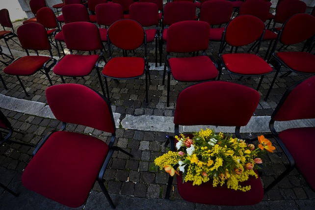 Il flash mob davanti alla sede della Provincia di Napoli in piazza Matteotti, con sedie rosse vuote con sopra il nome delle donne vittime di "femminicidio" nel 2013: Ë il flash mob promosso dal Centro Italiano Femminile, con il Patrocinio della Provincia, 8 marzo 2014. ANSA / CIRO FUSCO