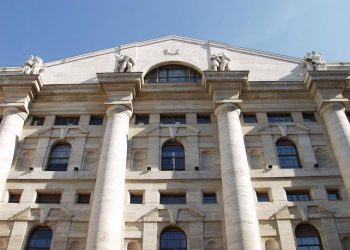 Una immagine dell'esterno del palazzo della Borsa di Milano, 24 luglio 2012 . Piazza Affari amplia il calo e, in scia a Wall Street negativa, il Ftse Mib arriva a cedere il 2,07 per cento. Pesanti le banche con Intesa Sanpaolo che cede il 4,18%, Unicredit il 2,38% e Mps il 3,36 per cento.ANSA