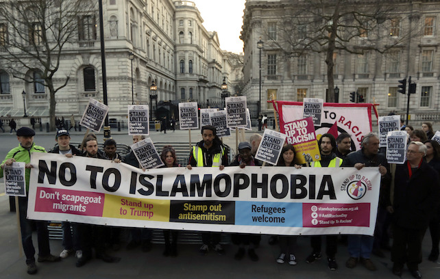 Una manifestazione anti-islamofobia tenutasi a Londra  il 24 marzo, due giorni dopo l’attentato  a Westminster (foto AP)