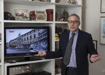 Il deputato del PD e segretario della commissione di vigilanza Rai, Michele Anzaldi, posa per una fotografia a Roma, 17 aprile 2016.
ANSA/LUCIANO DEL CASTILLO