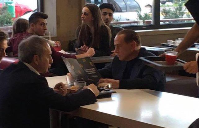 Il Cavaliere parla come mangia in un McDonald’s