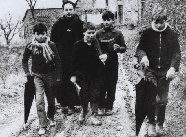 DA LEONARDO NESTI - tre foto di don milani fatte da oliviero toscani appena 21enne, che verranno esposte in una mostra ('Cristiani d'Italia) in programma a Bologna da mercoledì e della quale l'ANSA è partner. Le foto appartengono alla Fondazione per le scienze religiose Giovanni XXIII.