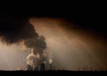 epa04736228 (FILE) A file photo dated 02 March 2012 shows steam and fumes emerging from the brown coal-fired power plant Niederaussem operated by RWE near Bergheim, Germany. Global carbon dioxide concentrations surpassed 400 parts per million in March 2015 for the first time since tracking began, a US government agency announced on 06 May 2015. The rise is largely attributed to humans burning fossil fuels, said the US National Oceanic and Atmospheric Administration (NOAA). Since pre-industrial times, global carbon dioxide concentrations have risen more than 120 parts per million, with half of that rise occurring since 1980. Carbon dioxide emissions are used as one indicator of climate change.  EPA/OLIVER BERG