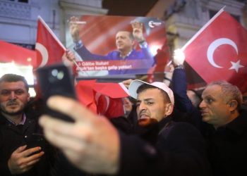epa05843281 epa05843260 Supporters of Turkish President Recep Tayyip Erdogan shout slogans against The Netherlands and hold pictures of Erdogan in front of the Netherlands' consulate in Istanbul, Turkey, early 12 March 2017. The Turkish Minister of Foreign Affairs Mevlut Cavusoglu had planned a speech in the Turkish Consul's residence in Hillegersberg, Rotterdam, but his flight to the Netherlands was cancelled.  EPA/SEDAT SUNA  EPA/SEDAT SUNA