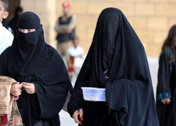 epa04431240 Saudis women arrive at a mosque to perform the Eid al-Adha morning prayers, Riyadh, Saudi Arabia, 03 October 2014. Muslims around the world have begun celebrating the Islamic holiday of Eid al-Adha, which marks the end of Hajj, when millions of Muslims travel to Mecca for the annual pilgrimage.  EPA/STR