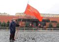 epa03189352 An old Russian communist holds a Soviet Red flag during the flower laying ceremony to the Lenin mausoleum on the Red square in Moscow, as they celebrate the 142nd anniversary of Lenin's birthday, in Russia, Russia, 20 April  2012. Vladimir Lenin, a founder of the Russian Communist party and father of the communist revolution in Russia buried as a mummy on the central capital Red Square.  EPA/SERGEI ILNITSKY