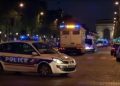 Poliziotti francesi sul luogo ell'attentato avvenuto questa sera sugli Champs Elysees a Parigi in un frame tratta da Sky Tg24. Nell'attentato un agente e un aggressore sono rimasti uccisi. L'attacco Ë avvenuto davanti a uno negozio di "Marks & Spencer". Parigi, 20 aprile 2017. ANSA/ FRAME DA  SKY TG24 +++EDITORIAL USE ONLY - NO SALES+++