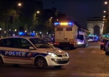 Poliziotti francesi sul luogo ell'attentato avvenuto questa sera sugli Champs Elysees a Parigi in un frame tratta da Sky Tg24. Nell'attentato un agente e un aggressore sono rimasti uccisi. L'attacco Ë avvenuto davanti a uno negozio di "Marks & Spencer". Parigi, 20 aprile 2017. ANSA/ FRAME DA  SKY TG24 +++EDITORIAL USE ONLY - NO SALES+++