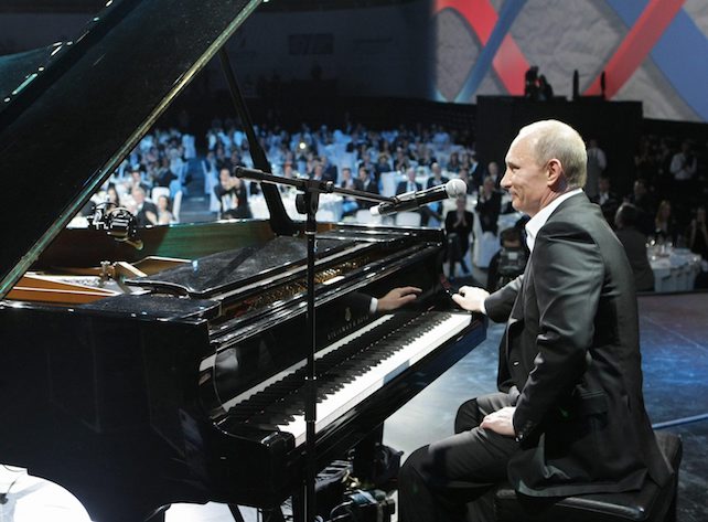 Nel 2010 Putin si esibì davanti a una platea di star internazionali per un evento umanitario a San Pietroburgo (foto a sinistra). Oggi un artista  americano non si esibisce in Russia senza subire danni di immagine